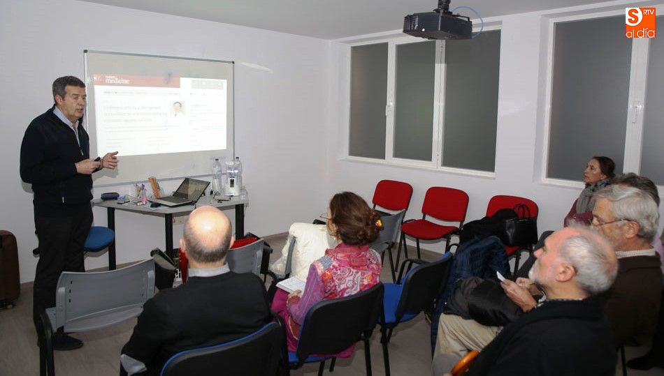 Un momento de la charla ofrecida por Rafael Saiz Gamarra