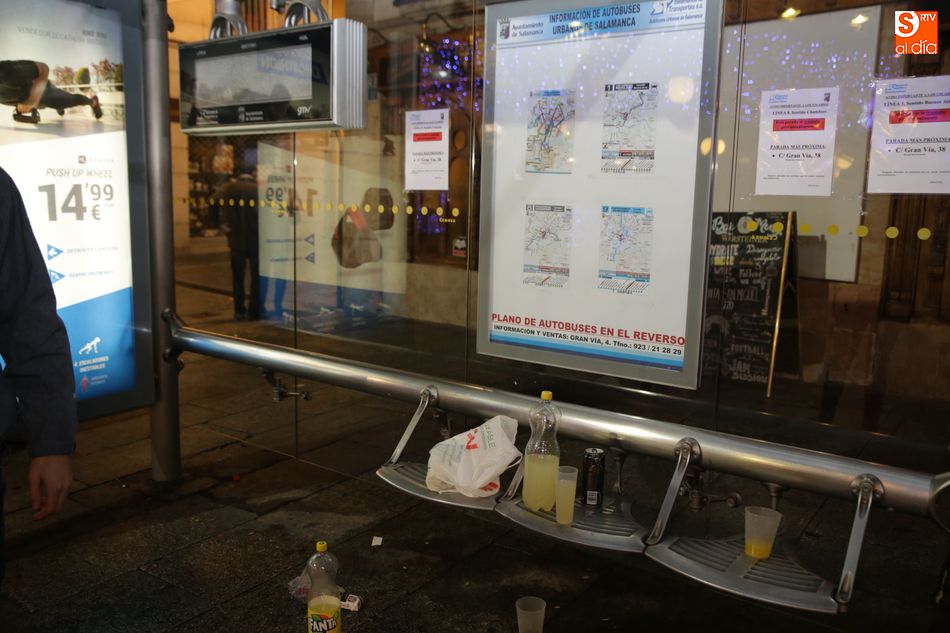 Restos de botellón en una marquesina. Fotos: Alberto Martín