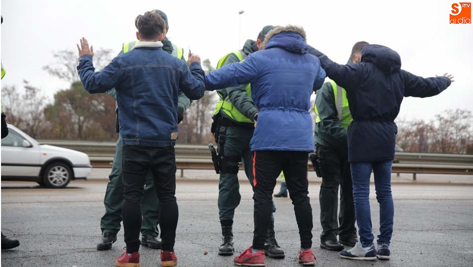 Uno de los cacheos realizados en estos controles de la Operación Salida de la Nochevieja Universitaria / Foto de Alberto Martín