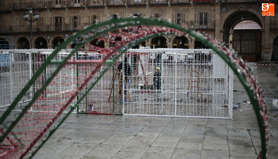 Estructuras luminosas que simularán cajas de regalos de Navidad en la Plaza Mayor / Foto de Alejandro López