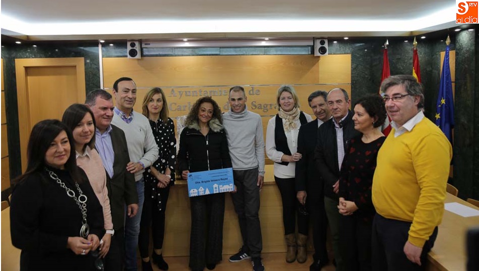 Acto de entrega del obsequio y diploma a la empadronada 7.000