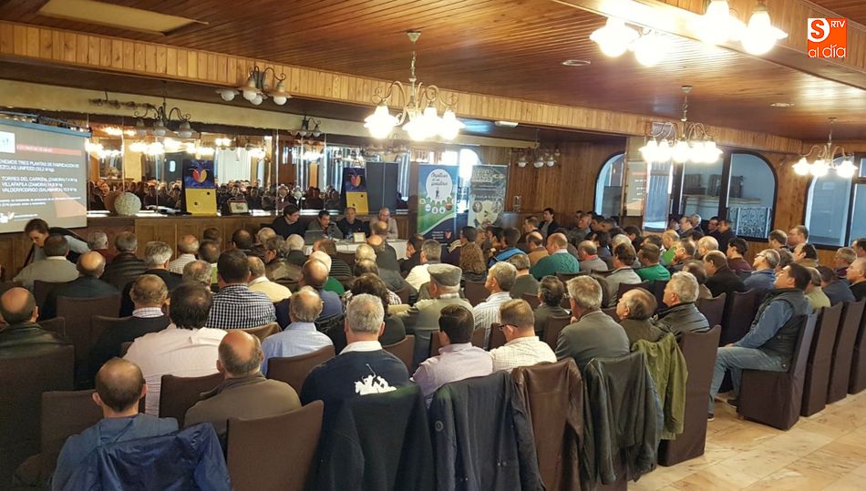A las charlas sobre ovino asistieron un centenar de ganaderos de la comarca de Vitigudino