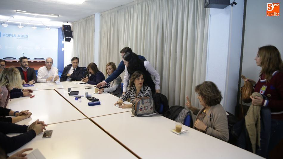 Los miembros del Partido Popular, junto a representantes de la Asociación de Diabéticos. Fotos: Alberto Martín