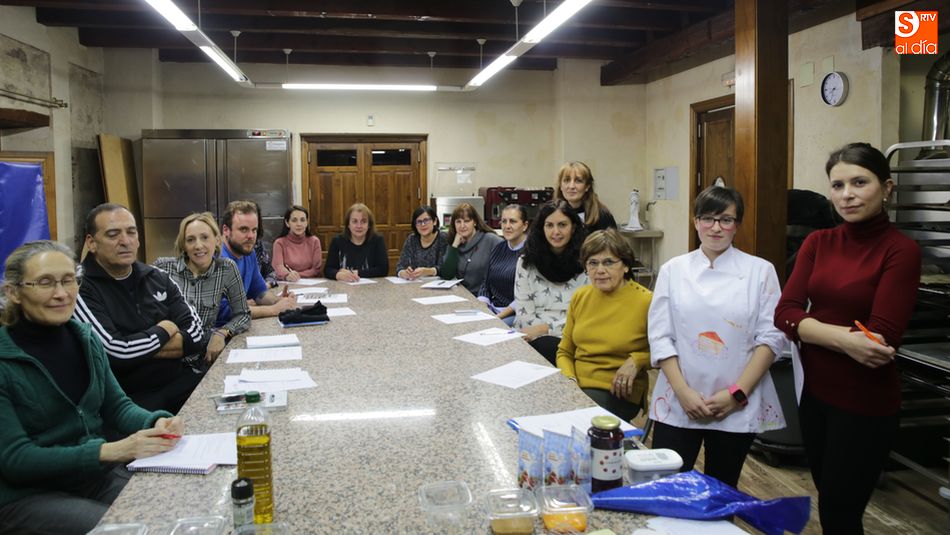 Los participantes, en el inicio de la clase. Fotos: Alberto Martín