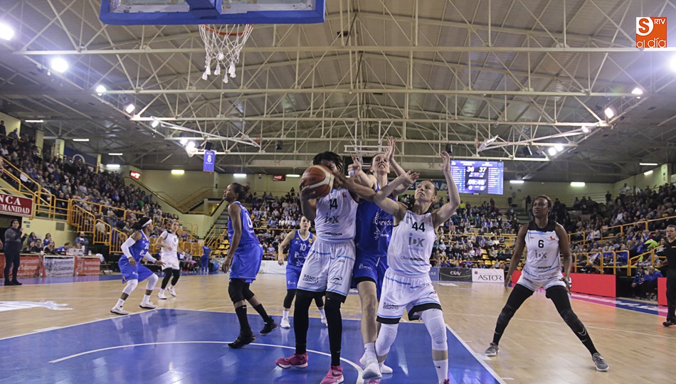 Laura Gil lucha por un rebote en el partido ante Gipuzkoa.