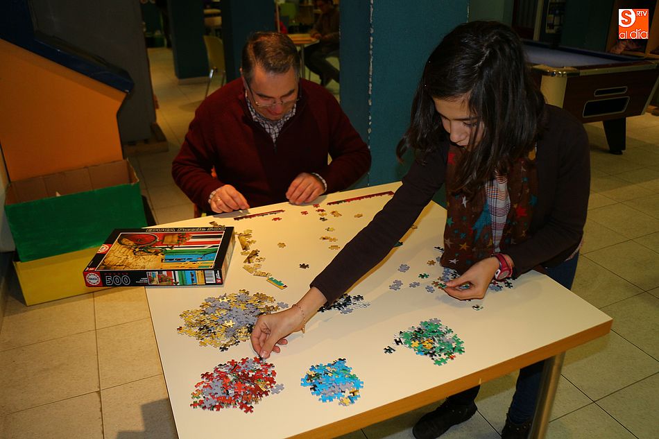 Familias y parejas de concursantes de todas las edades se enfrentan a puzles de 500 contrarreloj en Guijuelo Joven