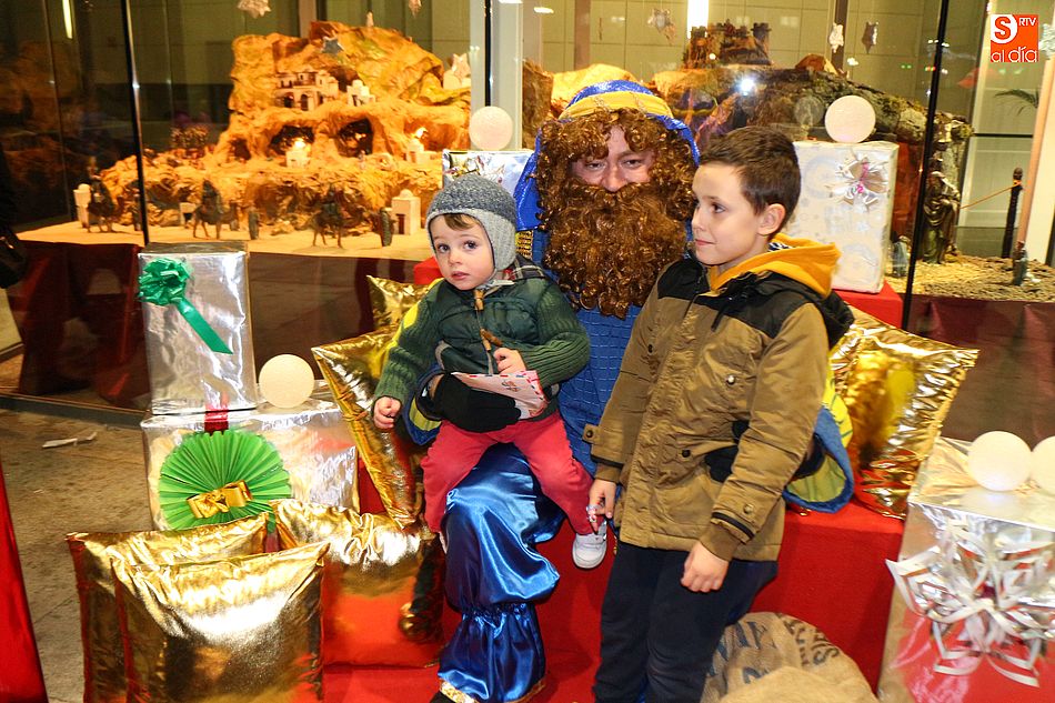 Los más pequeños entregan su carta al paje de los Reyes Magos