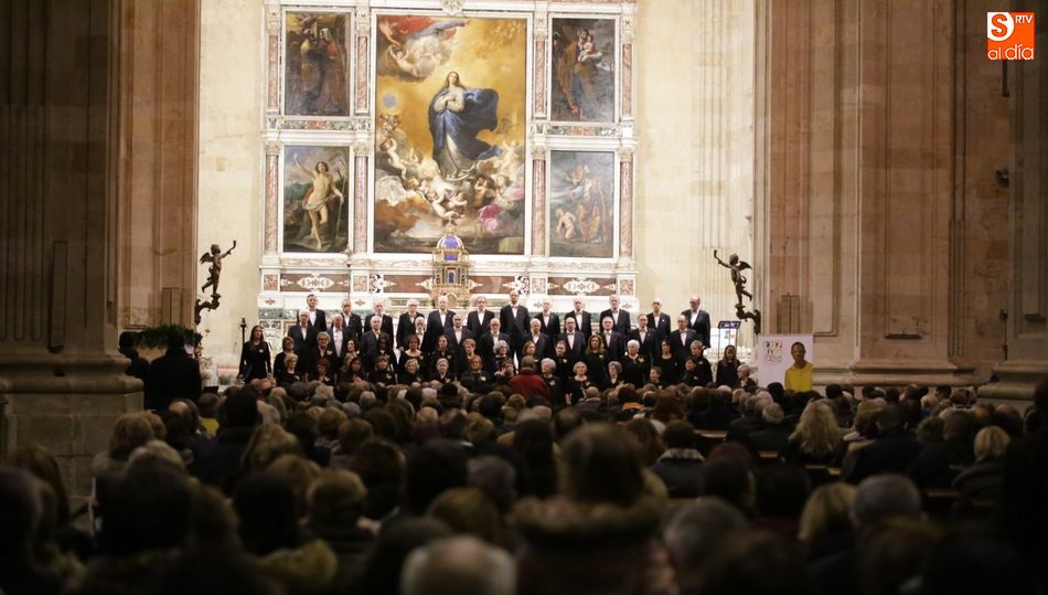 El Coro Tomás Luis de Victoria, con el retablo de la Purísima al fondo. Fotos: Alberto Martín