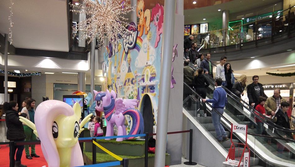 Uno de los personajes colocado junta a una de las escaleras mecánicas.