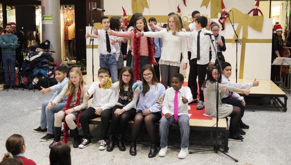 Una de las actuaciones de la segunda jornada del Certamen Villancicos en el Centro Comercial El Tormes