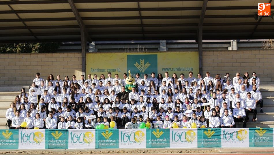 Los atletas del club posan en la grada de las pistas durante el acto. Fotos: Alberto Martín