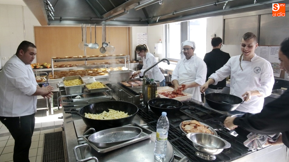 Preparativos de la comida solidaria de La Soledad / Foto de Alejandro López