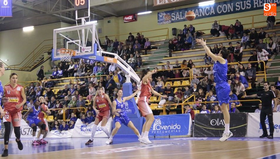 Laura Nicholls lanza a canasta en los primeros compases del choque. Fotos: Alejandro López