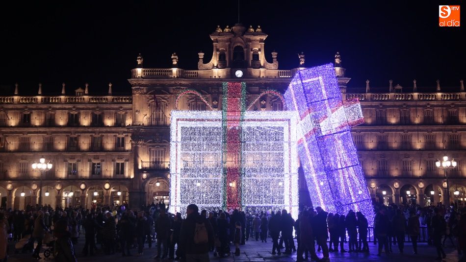 La Plaza Mayor de Salamanca, engalanada de Navidad con dos grandes cajas de regalos iluminadas. Foto: Alex López