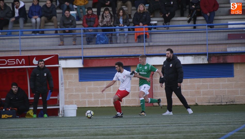 Un jugador del Santa Marta avanza con el balón ante la presión de un rival. Fotos: Alberto Martín