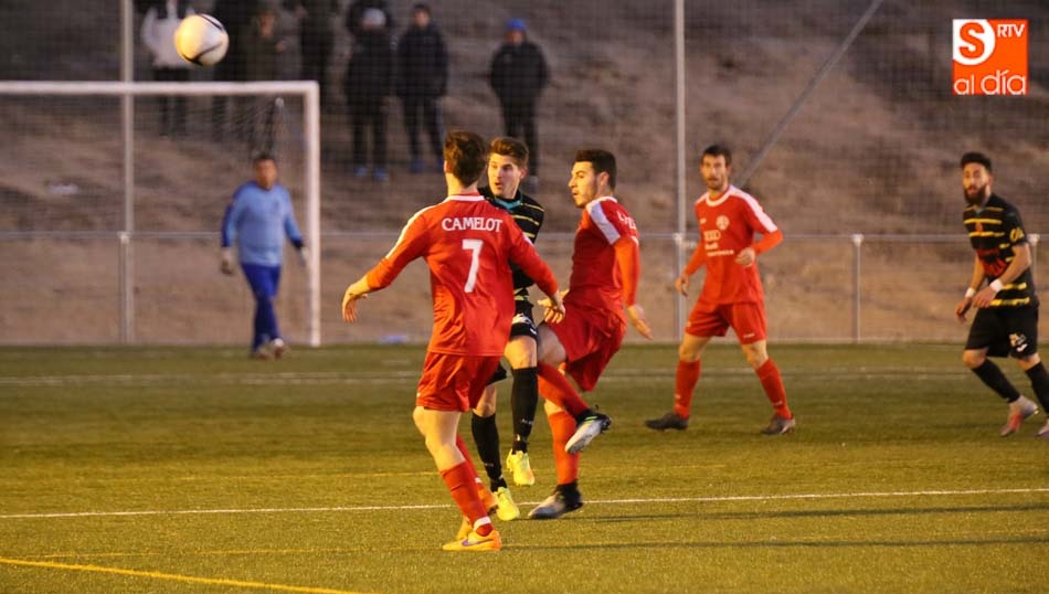 Dos jugadores presionan a un rival del Béjar en Los Cuernos.