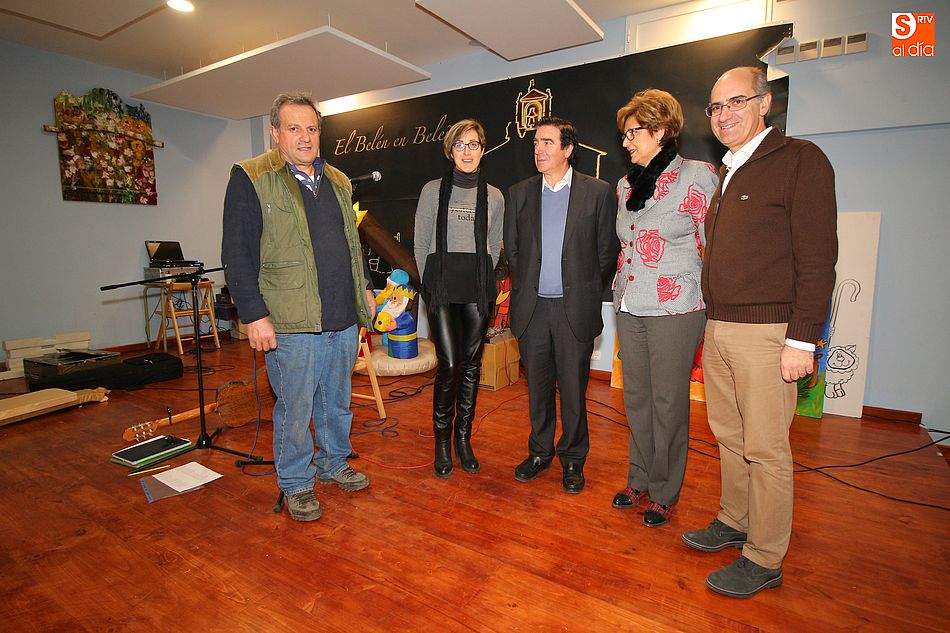 Manuela Plaza (2ª por la dcha) pronunció el pregón de Navidad acompañada del presidente de la Diputación, Javier Iglesias, y el alcalde de Beleña, Alberto Rodríguez