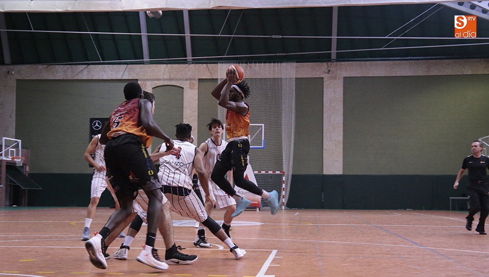 Un jugador de Aquimisa realiza un rectificado en el aire en un partido anterior. Foto: Alejandro López
