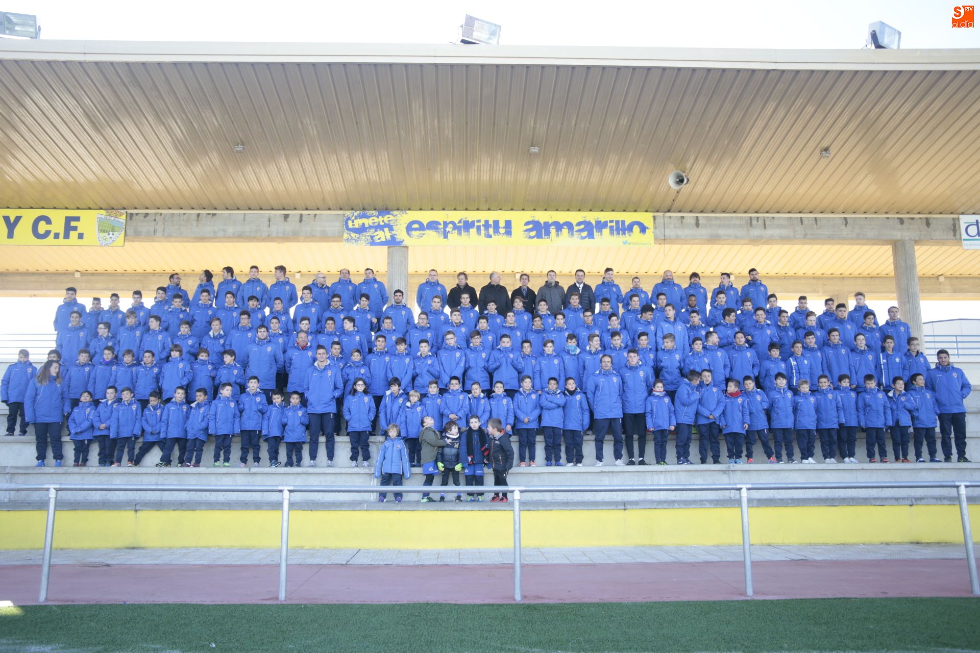 Los integrantes del club posan en la grada del Reina Sofía. Fotos: Alejandro López