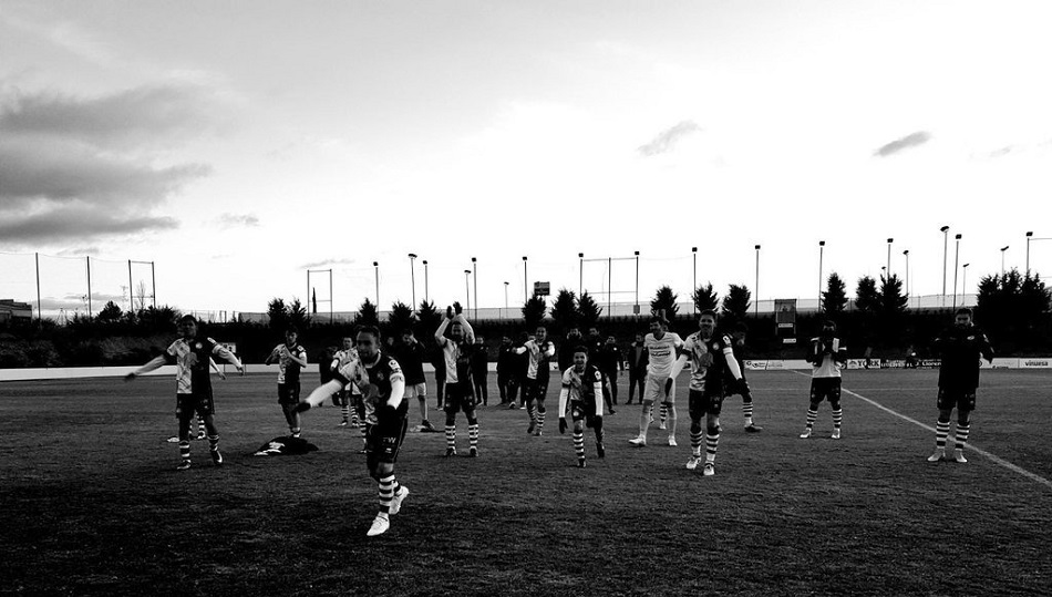 Los jugadores de Unionistas saludan a la grada tras la victoria. Foto: Unionistas TW