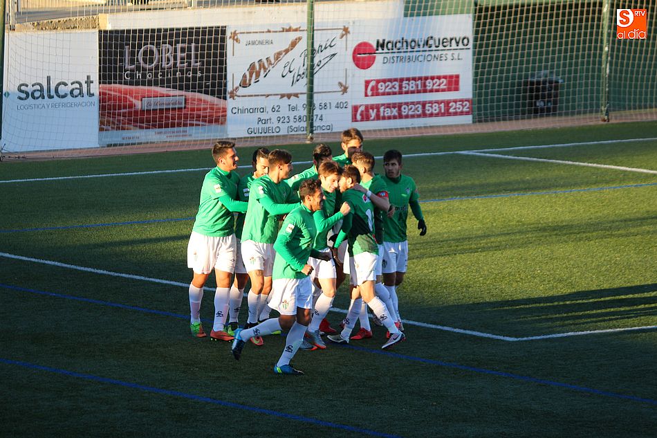 Los jugadores del Guijuelo festejan el tanto marcado por Antonio Ayala frente al Celta B