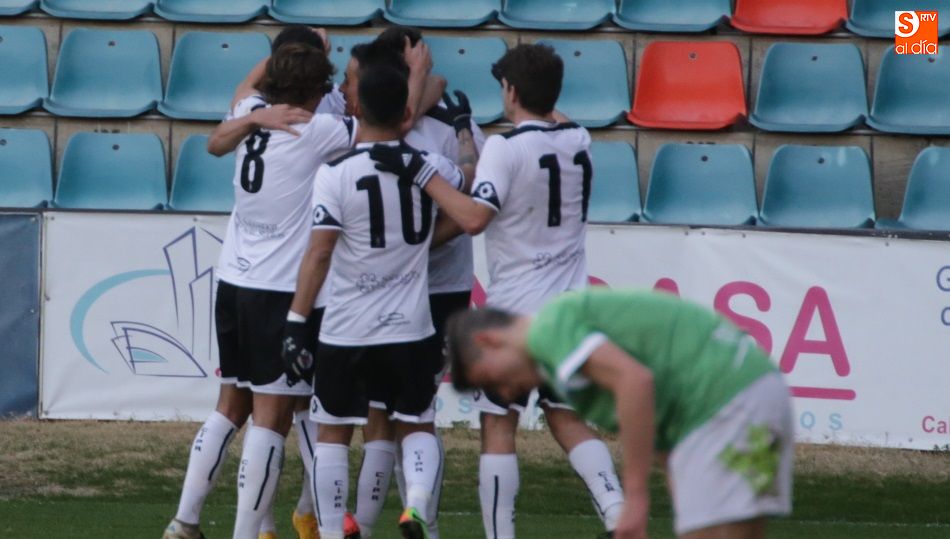 Los jugadores del CF Salmantino UDS celebran uno de los goles marcados esta tarde en el Helmántico. Fotos: Alberto Martín