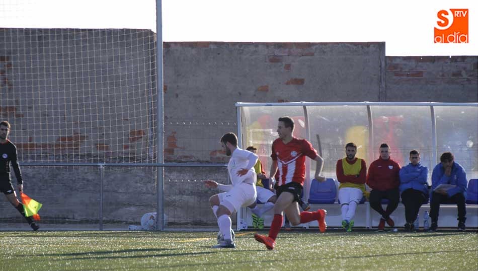 Un jugador del Ribert caracolea con el balón ante un rival del Pizarrales. Fotos: Alberto Martín