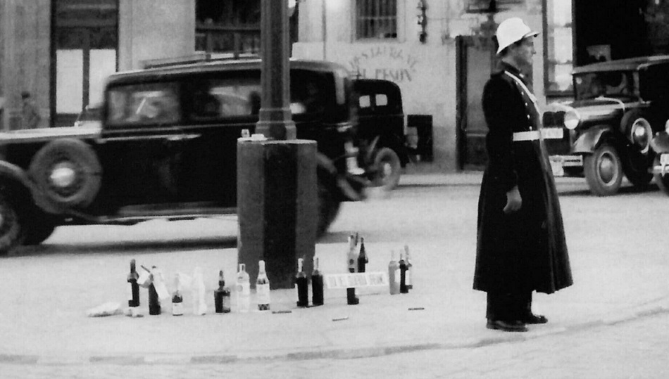 Un Guardia Urbano regula el tráfico con el aguinaldo que le han ofrecido los conductores.