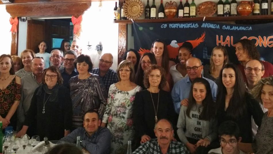 Las jugadoras de Avenida, junto a peñistas. Foto: CB Avenida