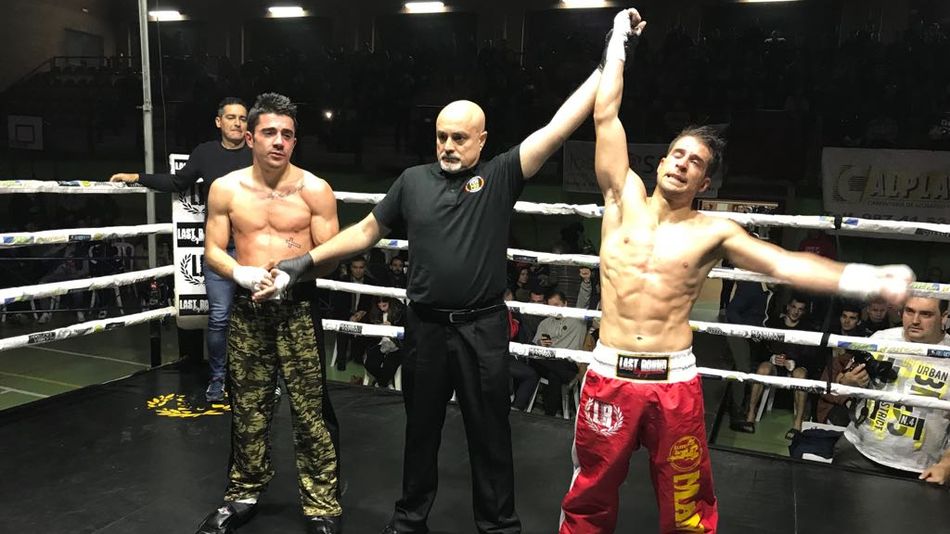 Momento en el que el juez árbitro da como vencedor a Manuel García.