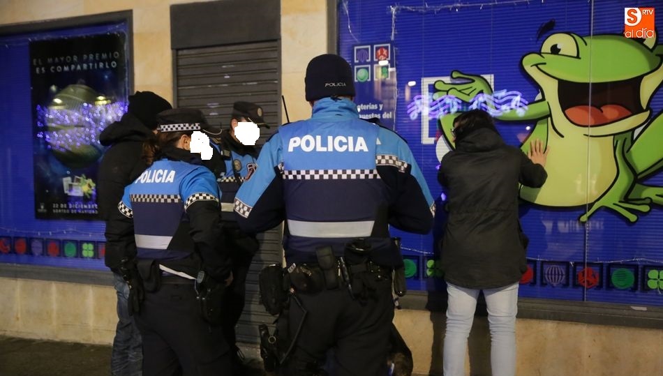 Efectivos de la Policía efectúan un cacheo con motivo de la Nochevieja Universitaria.