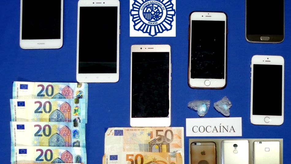 Imagen de los objetos incautados a la pareja detenida.