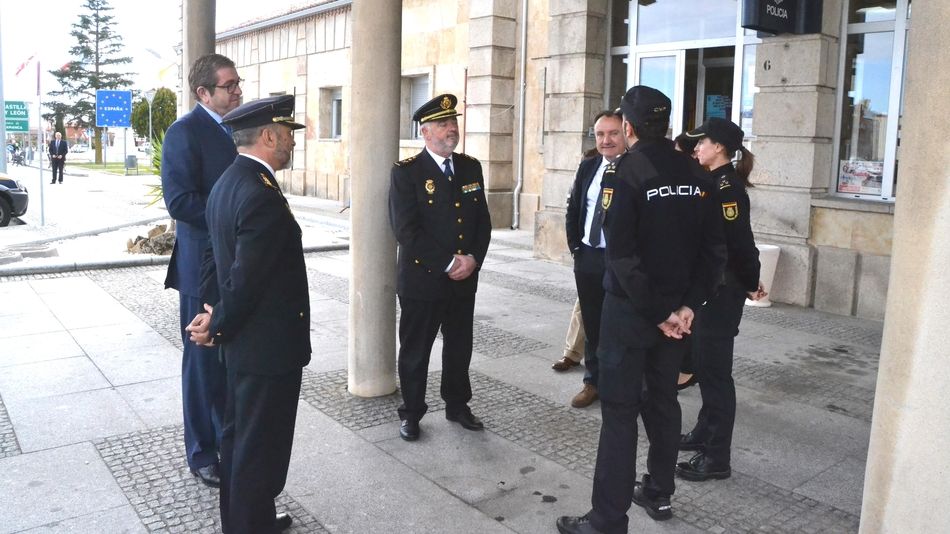 Imagen de la visita del Jefe Superior de la Policía Nacional a Fuentes de Oñoro. Foto: David Rodríguez