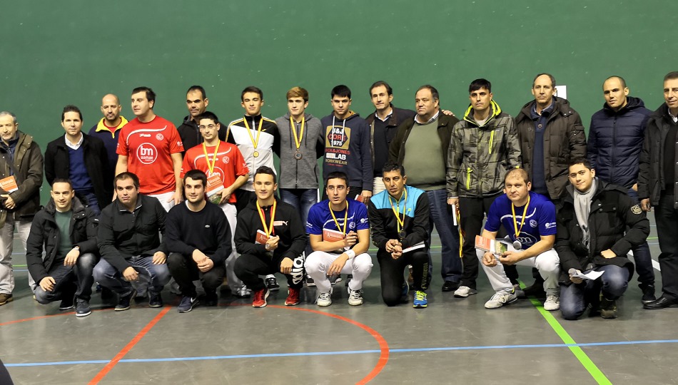 Foto familiar de los participantes y autoridades en el frontón de Aldeatejada
