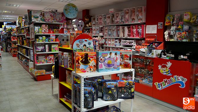 La Juguetería Don CucuTras, en la calle Nuestra Señora de Peñaranda, dispone de una gran exposición y un completo catalogo navideño gratuito