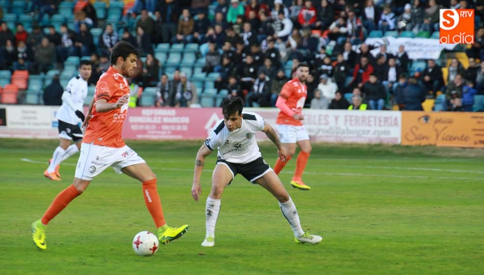 De la Nava conduce el balón ante Miguel Ángel en el derbi. Foto: Alberto Martín
