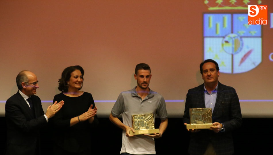 Álvaro de Arriba recogiendo la Salina de Oro junto a Jorge Recio.