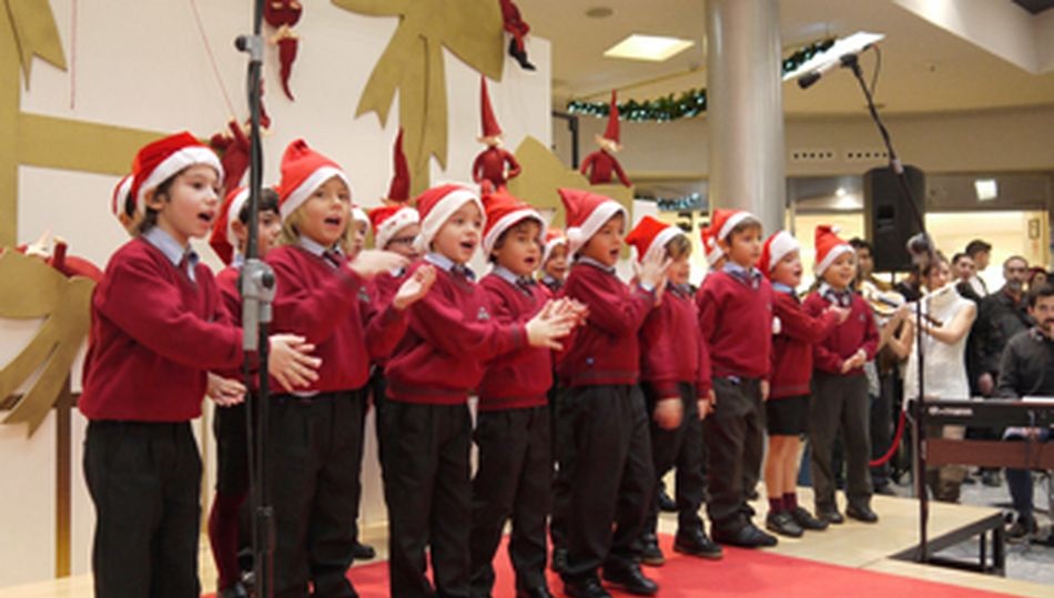 Alumnos del colegio Montessori interpretando un villancico.
