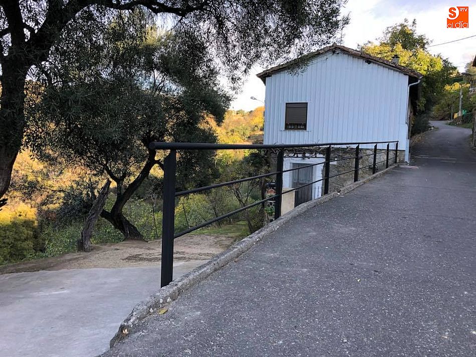 Nueva barandilla instalada en la calle Santia por el Ayuntamiento Fotos: Ayto. San Esteban de la Sierra