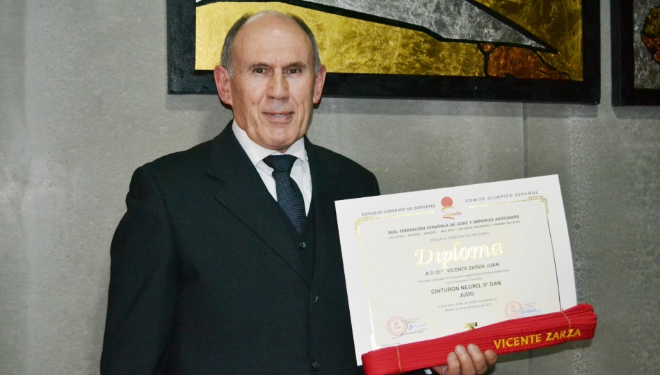 Vicente Zarza, con su diploma y cinturón rojo en la Gala