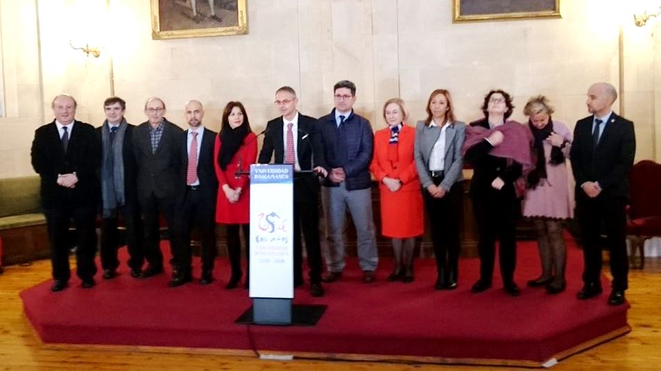 El rector, con su equipo, durante el encuentro con los medios