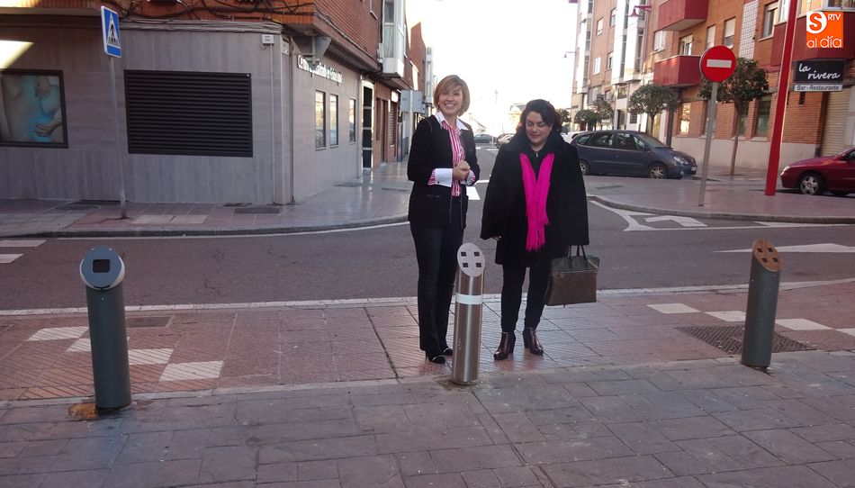 Marta Labrador y Teresa Sánchez, en la presentación de los novedosos bolardos