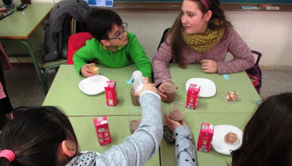 Unos niños toman un aperitivo en su tiempo libre en el colegio Miguel Delibes