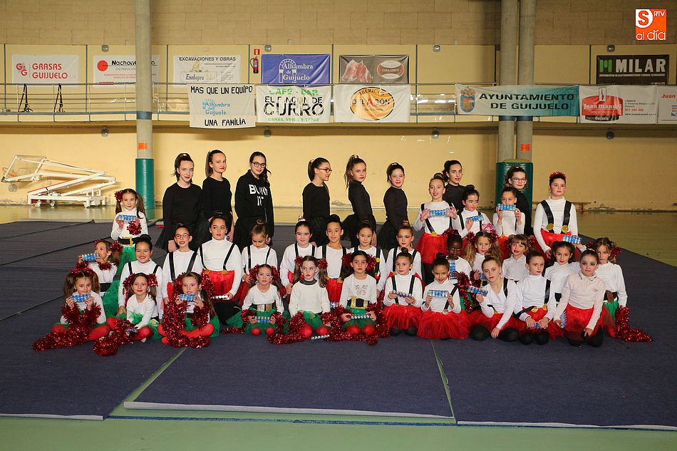 Las integrantes de la Escuela de Gimnasia Rítmica de Guijuelo en la exhibición de Navidad