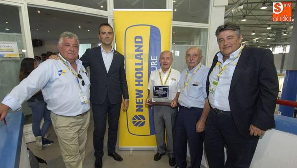 Ricardo Angelini, director general de New Holland Ibérica, junto a gerentes y trabajadores de Agrosalamanca, en una visita reciente / Foto de Adrián Martín
