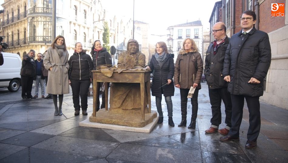 	Inauguración de la escultura de las turroneras en la plaza del Mercado / Foto de Alejandro López
