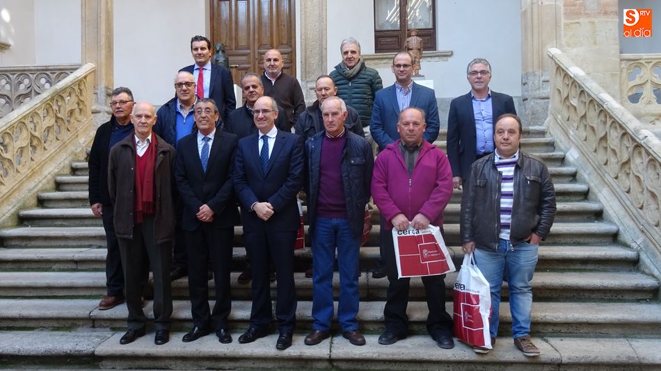 Javier Iglesias y Bienvenido Mena posan con los representantes de los ayuntamientos beneficiarios