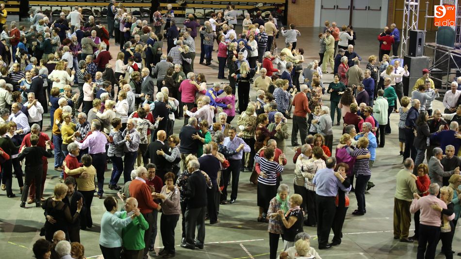 Numerosos participantes en la actividad celebrada en el Multiusos Sánchez Paraíso. Fotos: Alberto Martín