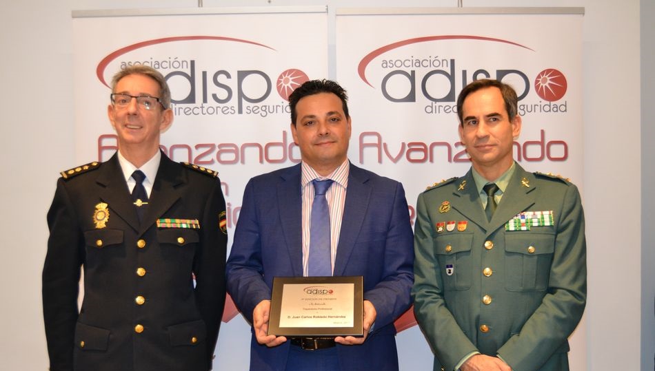 Robledo, acompañado por el Comisario de la Unidad Central de la Policía y del Coronel de la Guardia Civil.