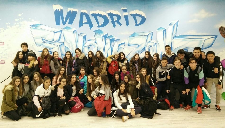 Los alumnos, durante la actividad de esquí que realizaron en Xanadú.